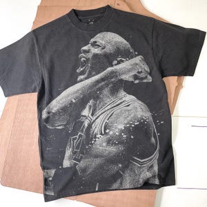 T-shirt Michael Jordan fait main blanchi de basket-ball T-shirt unisexe en coton noir délavé, art en aérosol, cadeau pour lui, cadeau pour elle
