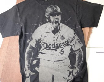 Koszulka Freddiego Freemana z ręcznie wybieloną tkaniną: vintage'owa koszulka baseballowa z nadrukiem w sprayu w kolorze spranej czerni
