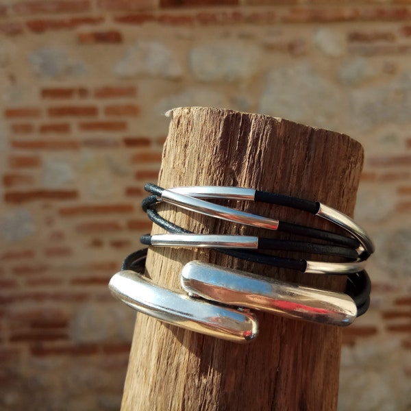 Bracelet femme multi-tours en cuir bleu marine et tubes en métal argenté, fermoir aimanté rond argenté / women wrap leather bracelet