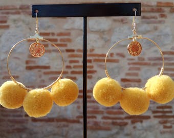 Boucles d'oreilles créoles avec pompons jaunes et perles dorées / Créoles/ Boucles d'oreilles