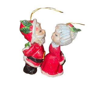 Adornos navideños antiguos con Papá Noel y la señora Claus besándose