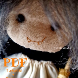 Könnte beinhalten: Eine Stoffpuppe mit grauem Wollhaar, schwarzen Knopfaugen und gestickten Fangzähnen. Die Puppe trägt ein schwarzes Oberteil und einen weißen Rock und hält einen kleinen Besen. Der Text auf dem Bild lautet: PDF Tutorial + Pattern und VAINILLABLUSH.
