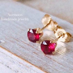 Brincos de rubi de Madagascar, pedra preciosa natural de 4 mm, rubi genuíno, ouro 14K, joia minimalista delicada, presente para ela