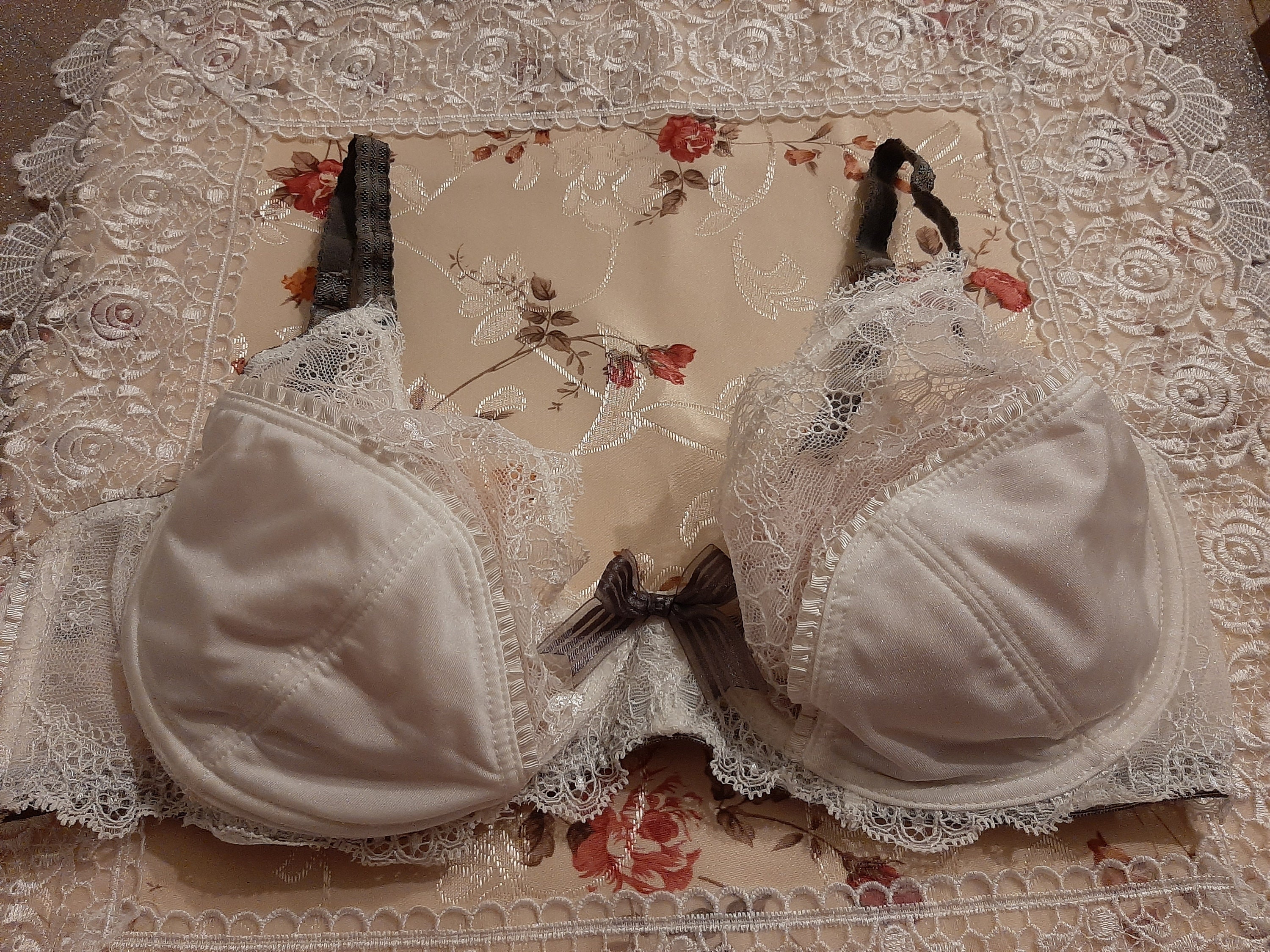 Chantelle French Vintage, White Underwired Balconette Bra With Lace, Size  85B. 
