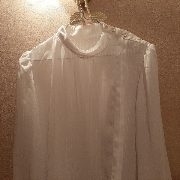 Blouse transparente, chemisier blanc à manches longues, col montant, boutons sur l'épaule, vintage des années 80.