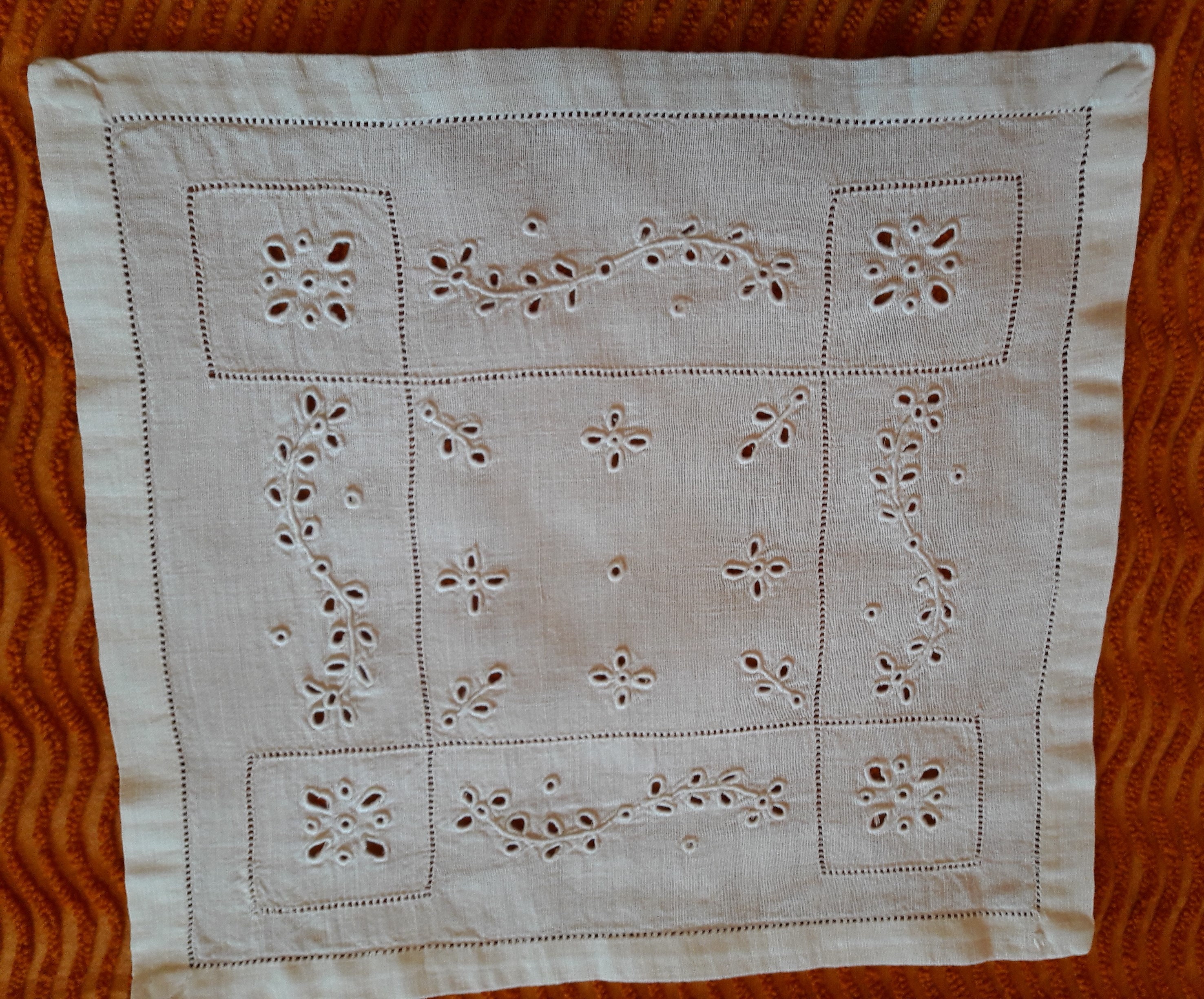 Lot de 2 Anciens Napperons Carrés en Pur Fils Lin, Broderie Richelieu, Fait et Brodé Main, Vintage D