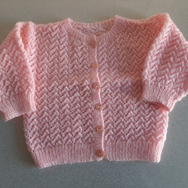 Cardigan tricoté en laine pour bébé, gilet bébé  rose tricoté à la main, vintage des années 80, bébé 6 mois.
