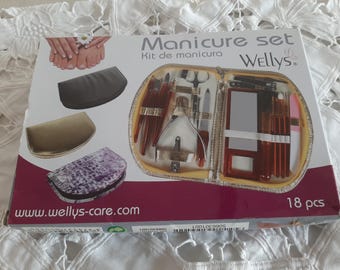 May include: A manicure set in a box with the text "Manicure set" and "Kit de manicura". The set includes various tools and accessories for nail care. The box is white and red with a picture of a hand and foot.