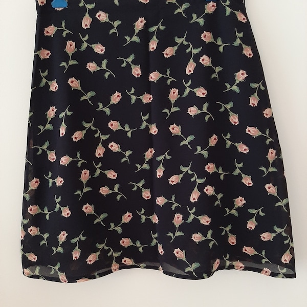 Mini jupe, jupe courte, jupe vintage, jupe avec motifs de roses, marque Française ETAM.