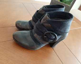 Vintage 90s leather heeled ankle boots/booties.