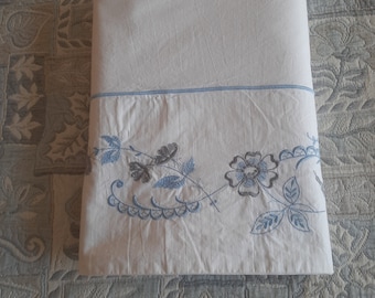 Parure de lit ancienne, drap de lit brodé de fleurs bleues, linge français vintage.