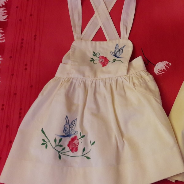 Vintage 60's, robe bébé avec broderies, tablier bébé, robe bébé en coton, 6 mois, coquelicot, papillon.