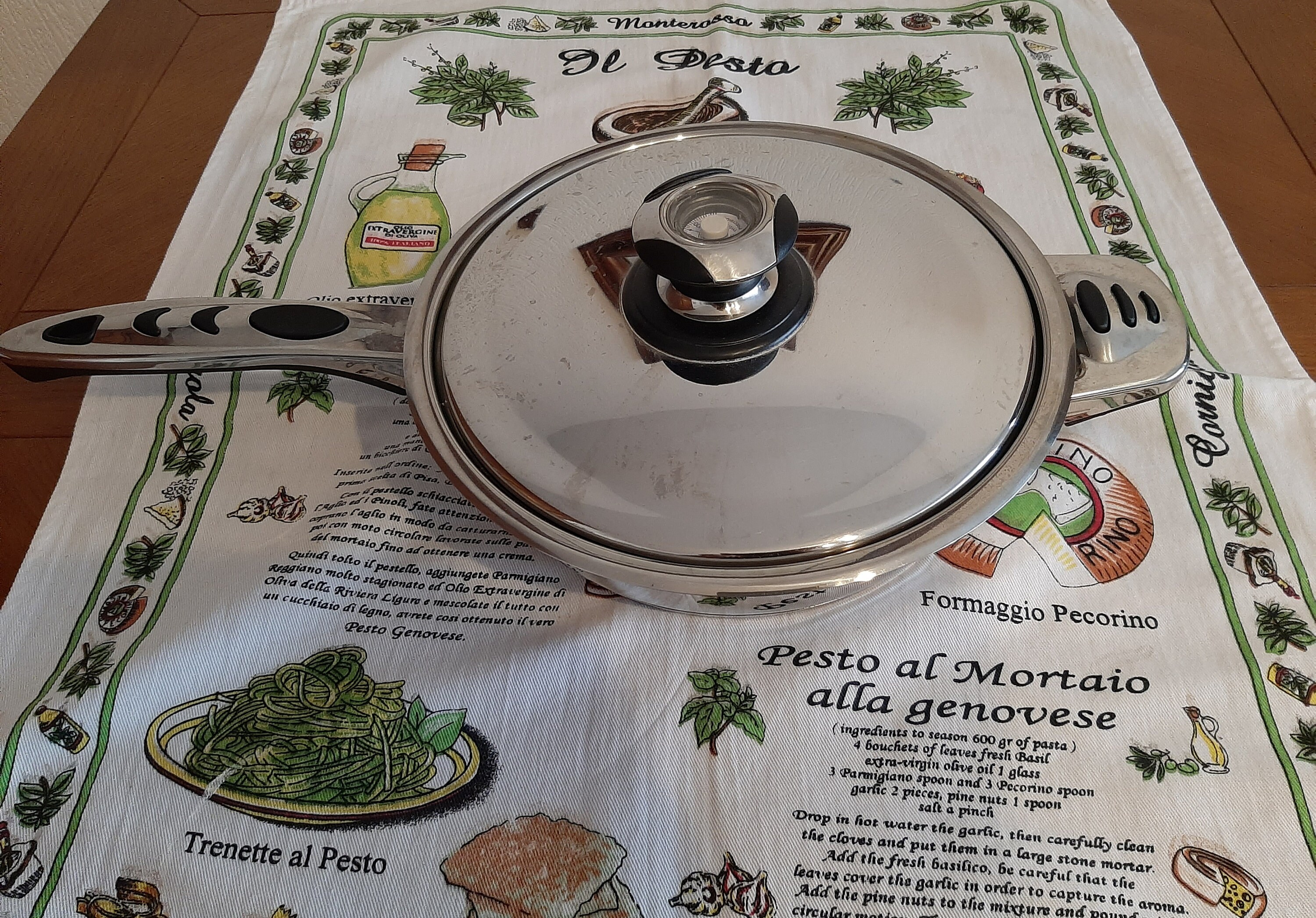 Stainless steel pan, stainless steel frying pan, sauté pan with thermo-precision lid, low temperature cooking, simmering, dietetic