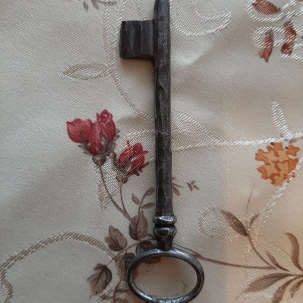 Vieille clé en fer forgé, clé de porte, clé vintage, clef ancienne.