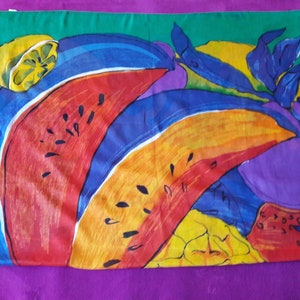Peut inclure: Un tissu coloré avec un motif peint de fruits. Le motif représente une pastèque, une banane, un citron et une aubergine violette. Le fond est vert.