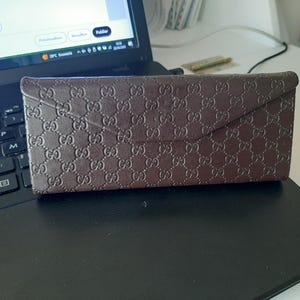 GUCCI brown leather foldable Sunglass case with “Gucci cloth” Authentic Gucci Trifold Eyeglass Sunglass Case Brown Leather  main image 3