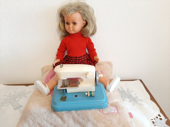 Vintage Small Manual Children Sewing Machine Metal Mini Sewing Toy Sewing  Studio Decor for Modiste Needlewoman Atelier Decor Seamstress 