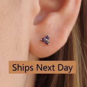 Pendientes de zafiro azul / Pendientes de tres botones / Regalo de piedra de nacimiento de septiembre / Pendientes de tres piedras / Pendientes minimalistas / Disponible