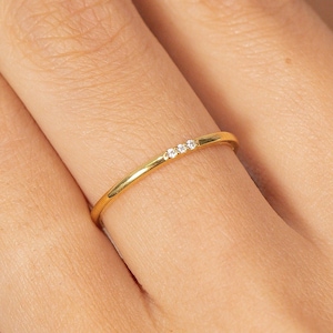 Moissanitring med tre stenar, tunn stapelring med trippel sten, minimalistisk ring, löftering, present till henne