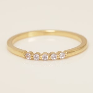 Alliance diamant cinq pierres, alliance griffes unique, bague de naissance avril, bague empilable délicate, alliance minimaliste