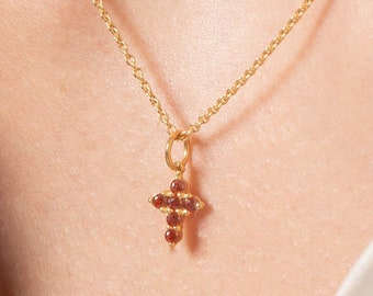 Collar de granate / Colgante de cruz pequeña para mujer / Collar con piedra de nacimiento de enero / Collar religioso de regalo
