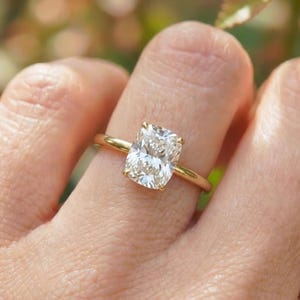 2.50カラットの細長いクッションカットモアッサナイトリング – 14Kゴールドクッションカットソリティアリング、スターリングシルバーにゴールドヴェルメイユを施したリング