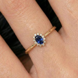 Oval safirhaloring, 14K massivt guld med safir, solitärring med septembersten, elegant förlovningsring i guld