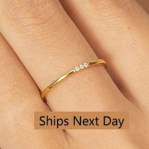 Drei Steine Diamant Ring, Dünner Dreifach Stein Stapelring, Minimalistische Ring, Versprechen Ring, Geschenk für sie, Weihnachtsschmuck Geschenk