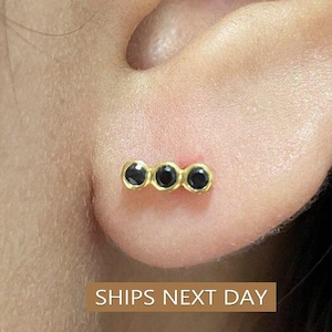 Boucles d'oreilles diamant noir / Puces d'oreilles trois pierres / Boucles d'oreilles minimalistes / Puces d'oreilles diamant noir délicats