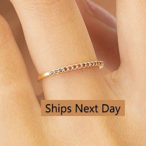 Alianza de boda con granate micropavé, delicada alianza apilable de plata de ley, piedras de nacimiento de enero, anillo apilable