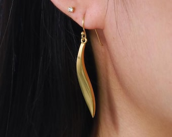 Orecchini pendenti a forma di foglia, orecchini ispirati alla natura, orecchini a forma di foglia minimalisti, regali per lei, orecchini da sposa, regali per damigelle d'onore