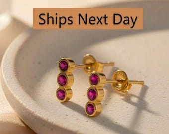 Pendientes de rubí / Pendientes de tres piedras / Regalo de piedra natal de julio / Pendientes minimalistas de piedras preciosas