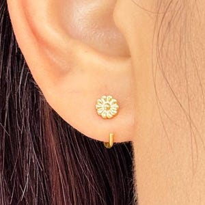 Daisy Flower Open Huggies Earrings Gold Daisy Hoop Earrings Flower Hoop Earrings Silver Daisy Hoops Daisy Charm Earrings Floral Earrings
