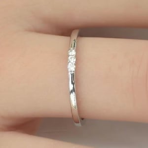 Zierliche 3 Diamanten Ring Weißgold 3 Stein Ring 3.Jahres Geschenk für Frau 3 Stapeln Diamant Dünne Zierliche Geschenk Vergangenheit Geschenk für immer Ring 1.3 mm