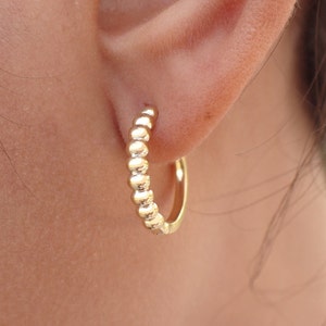 Perlen Hoop Ohrringe Geschenk für sie, 14k Gold Mini Hoop Ohrring, leichte und bequeme Hoop Bead Ohrringe
