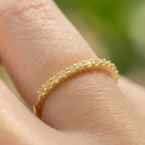 Alliance saphir jaune griffes communes, alliance avec pierre de naissance de septembre, alliance classique, alliance pour femme