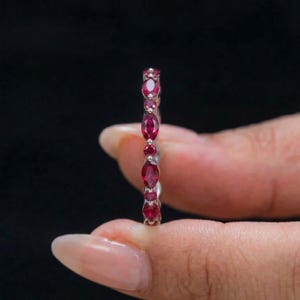 Fijne robijngouden stapelring | Marquise & ronde natuurlijke robijn Eternity-band | Sierlijk edelsteenverjaardagscadeau voor haar | Geboortesteen juli afbeelding 9
