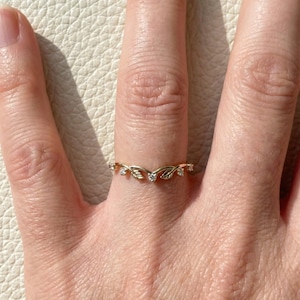 Gold Moissanite Blatt Ring, Natur inspirierter Hochzeitsring, passendes stapelbares Band für Frauen, Vintage inspiriertes Bandgeschenk für sie Bild 10