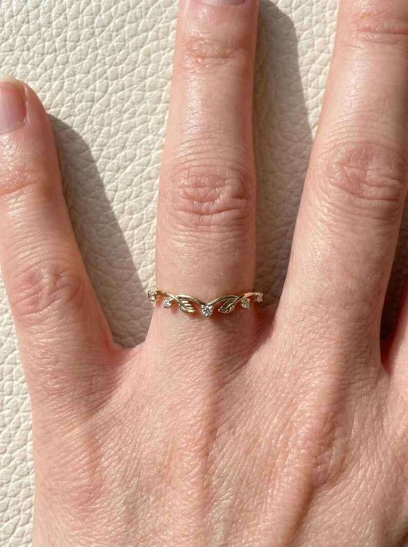 Gold Moissanite Blatt Ring, Natur inspirierter Hochzeitsring, passendes stapelbares Band für Frauen, Vintage inspiriertes Bandgeschenk für sie Bild 10