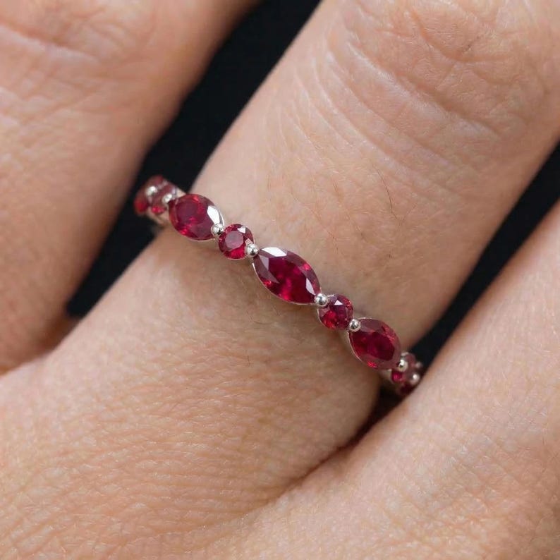 Fijne robijngouden stapelring | Marquise & ronde natuurlijke robijn Eternity-band | Sierlijk edelsteenverjaardagscadeau voor haar | Geboortesteen juli afbeelding 14