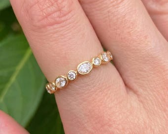 Anello eternity con castone in oro 14 carati / Anello impilabile con diamanti sintetici rotondi e ovali alternati / Anello di promessa per anniversario di matrimonio per lei