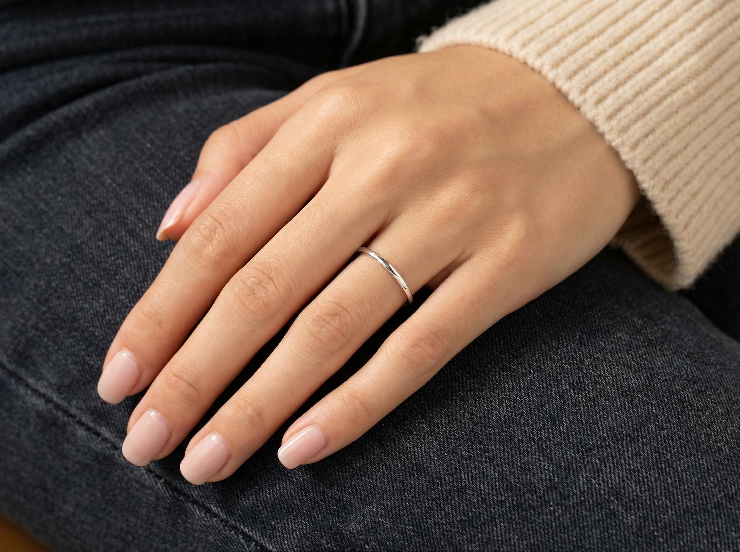 1.5 mmのシンプルな薄型プレーン結婚指輪、14kソリッドゴールドの 
