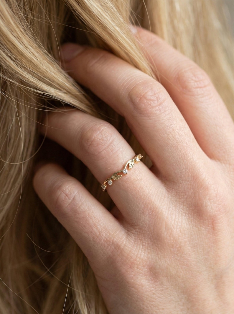 Gold Moissanite Blatt Ring, Natur inspirierter Hochzeitsring, passendes stapelbares Band für Frauen, Vintage inspiriertes Bandgeschenk für sie Bild 8