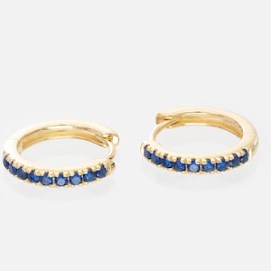 Blauer Saphir Ohrringe, September Birthstone Geschenke, Huggies Hoop Ohrringe, Minimal Ohrring, auf Lager