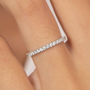 Bague en diamant d’éternité micro pavé de 1,8 mm, alliance en diamant délicate, bague d’empilage d’éternité complète, cadeau d’anniversaire pour elle