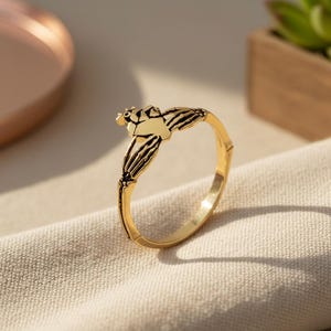 Anillo de Claddagh con calavera, anillo de bodas de plata de ley con calavera, anillo sencillo con esqueleto, joyería gótica, joyería de Halloween imagen 6