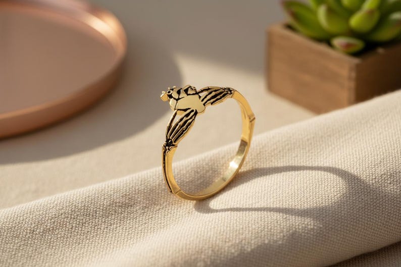 Anillo de Claddagh con calavera, anillo de bodas de plata de ley con calavera, anillo sencillo con esqueleto, joyería gótica, joyería de Halloween imagen 6