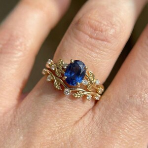 Gold Moissanite Blatt Ring, Natur inspirierter Hochzeitsring, passendes stapelbares Band für Frauen, Vintage inspiriertes Bandgeschenk für sie Bild 2