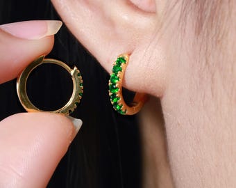 Seven Stones groene saffier hoepel, september geboortesteen geschenken, Huggie hoepel oorbellen, minimale hoepel oorbellen cadeau voor vrouwen
