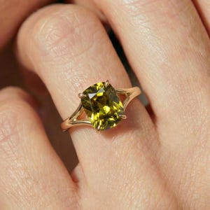 Förlovningsring med kuddslipad peridot, modern solitärring med split shank, vintageinspirerad jubileumspresent till henne – August Birthstone Jewelry